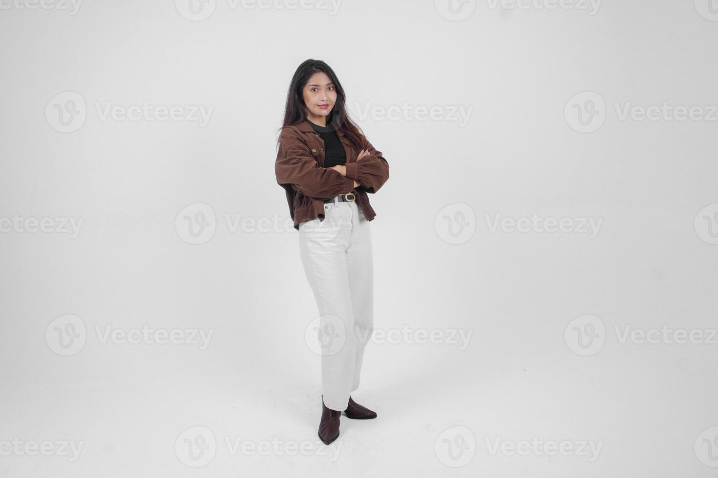 lleno cuerpo retrato de confidente joven mujer vistiendo casual ropa con brazos cruzado posando a aislado blanco antecedentes foto