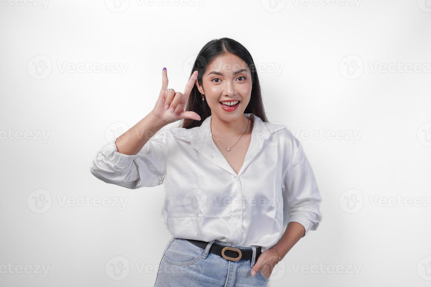 emocionado asiático joven mujer demostración pequeño dedo sumergido en púrpura tinta después votación para pemilu o Indonesia elección y señalando con dedos número uno dos tres, en pie en aislado blanco antecedentes foto