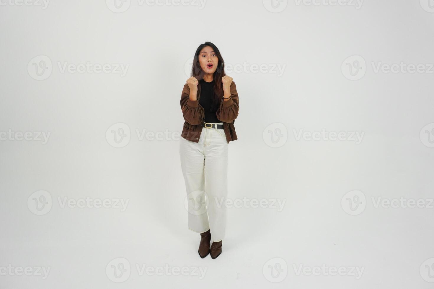 un contento joven asiático mujer vistiendo casual vestir es posando a el cámara con su manos abierto, expresando libertad y despreocupado foto