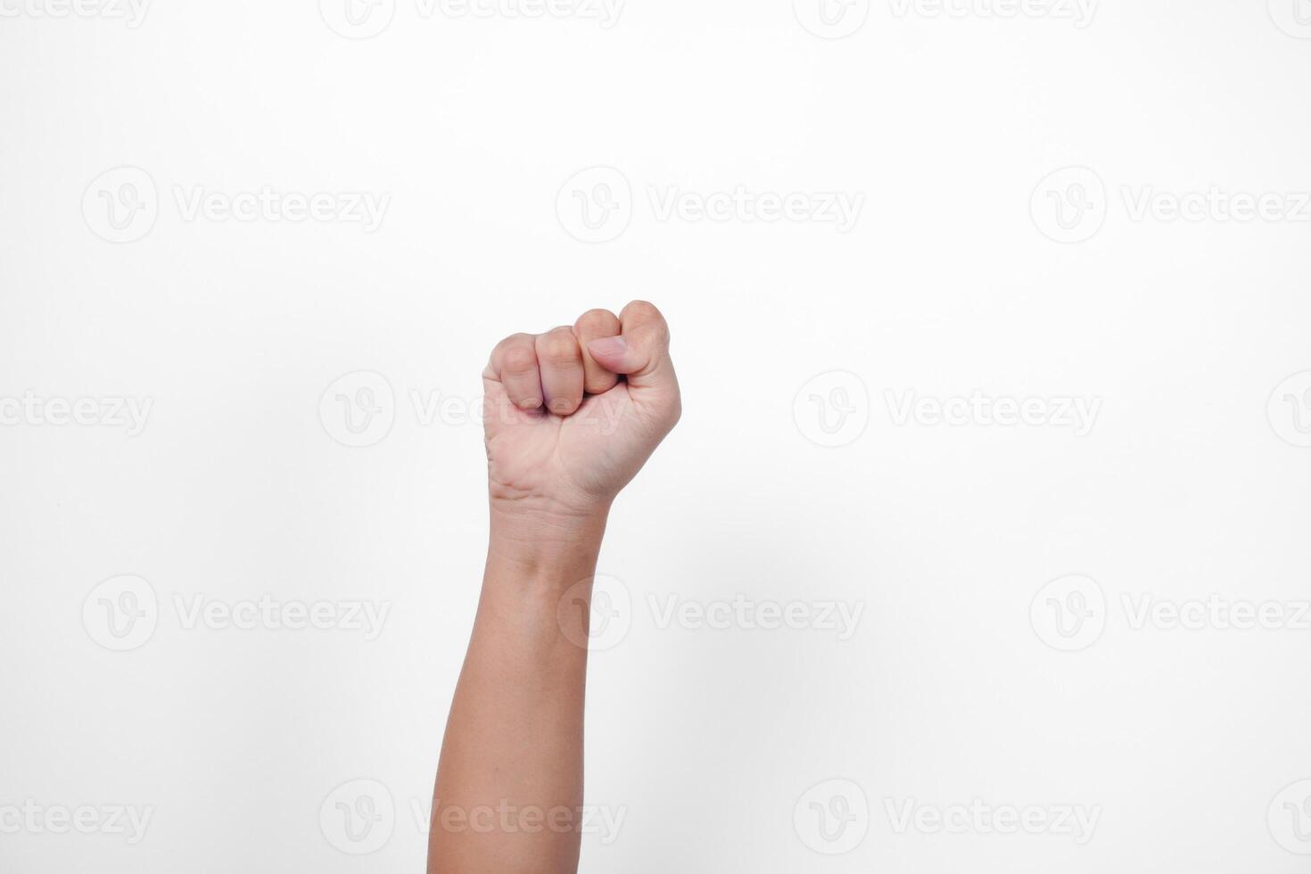 retrato de un mano haciendo puño como un ganar, éxito, victoria gesto, en aislado blanco antecedentes foto