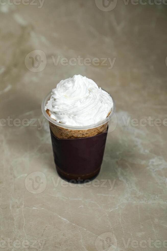 hielo mezclado chocolate servido en desechable taza aislado en gris antecedentes parte superior ver de café postre foto