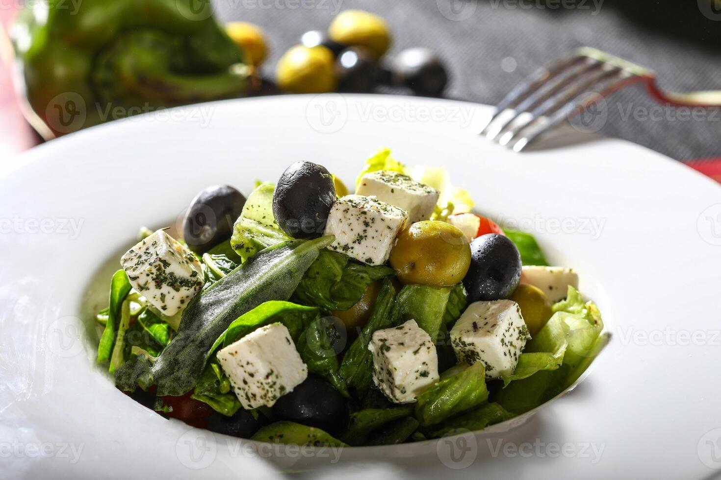 griego ensalada con aceituna y hojas servido en plato lado ver de árabe comida foto