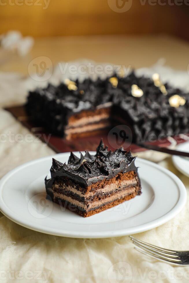 chocolate ganache pastel rebanada servido en plato con cuchillo aislado en servilleta parte superior ver de café hornear comida foto