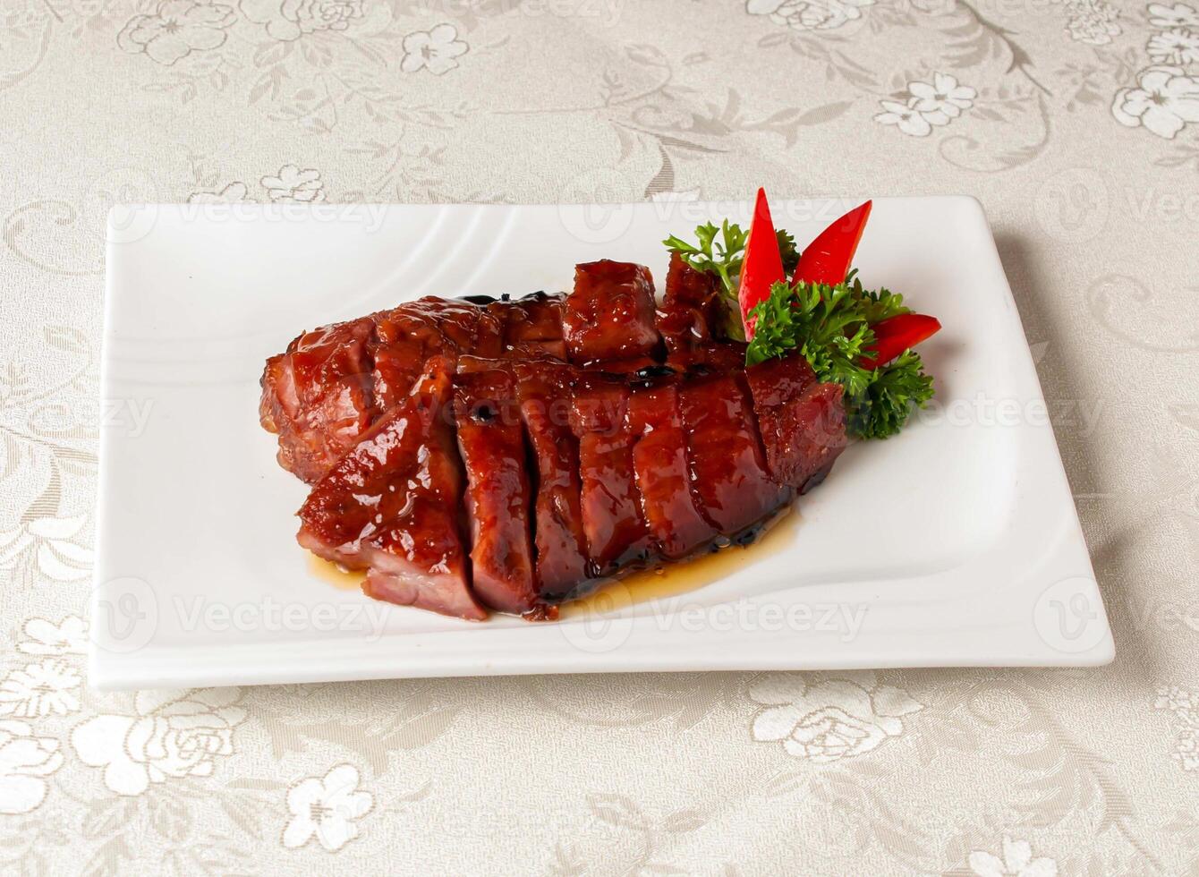 asado Cerdo Rey con miel salsa servido plato aislado en antecedentes parte superior ver de hong kong chino comida foto