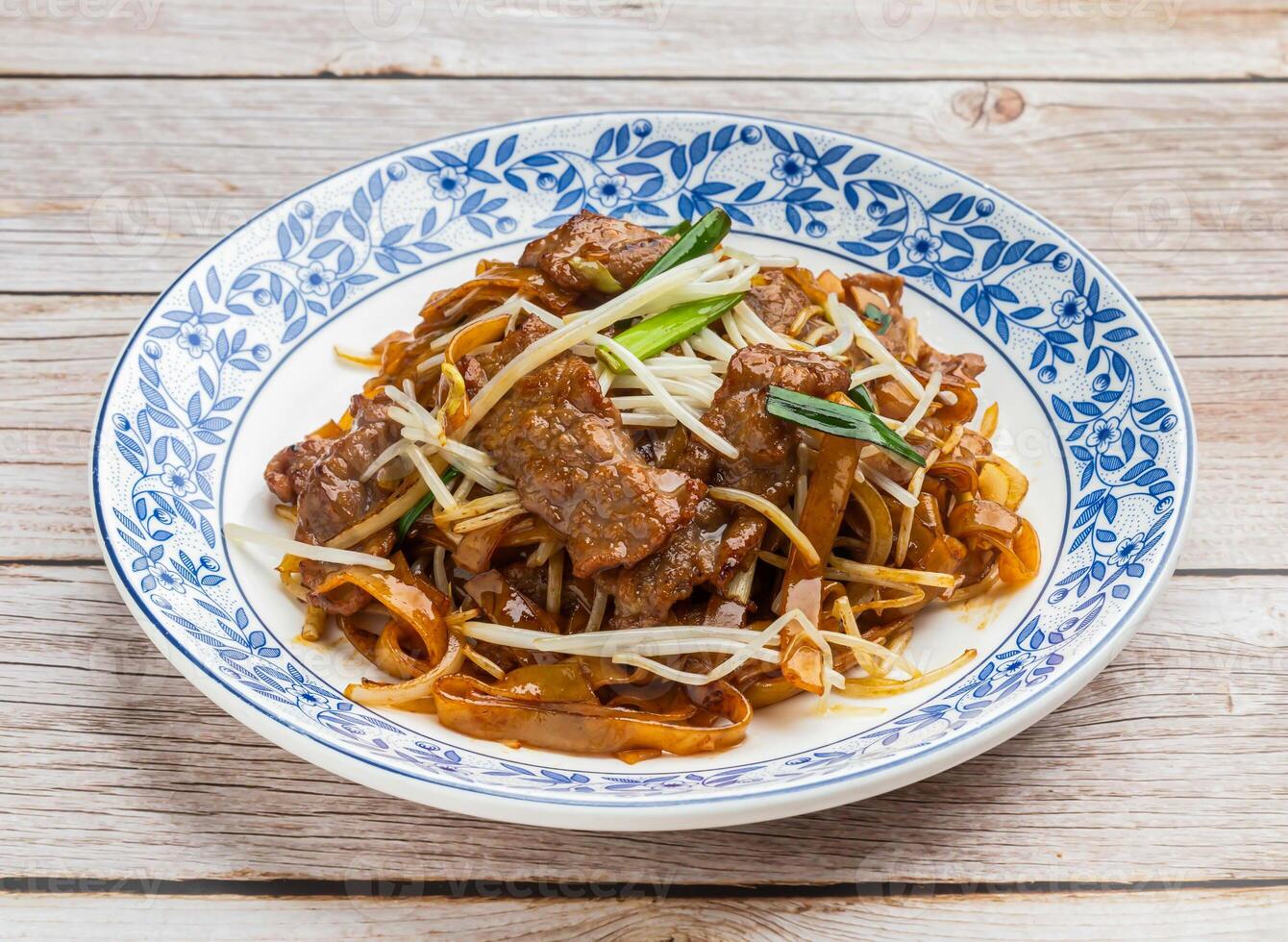 frito hora divertido con carne de vaca servido en plato aislado en de madera mesa parte superior ver hong kong comida foto