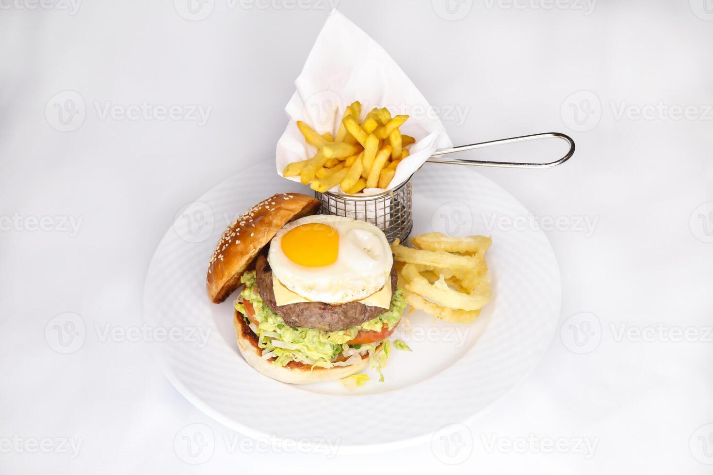 carne de vaca hamburguesa con soleado lado arriba huevo y francés papas fritas Cubeta servido en plato aislado en mesa parte superior ver de Arábica comida foto