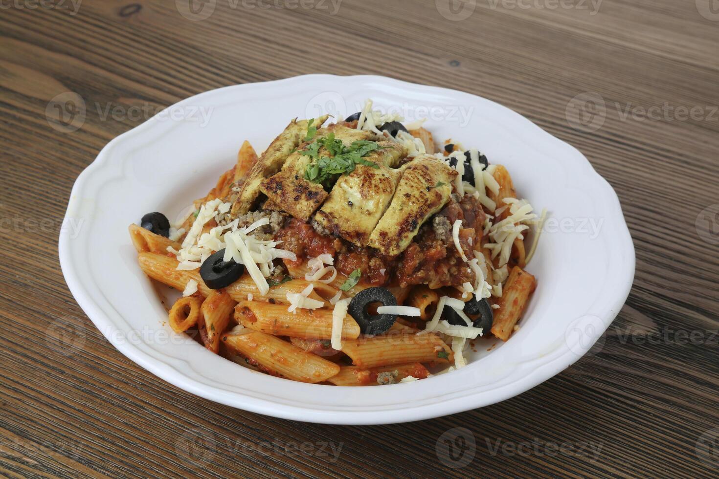 ahumado pollo boloñesa pasta con aceituna y tomate servido en plato aislado en mesa lado ver de Arábica comida foto