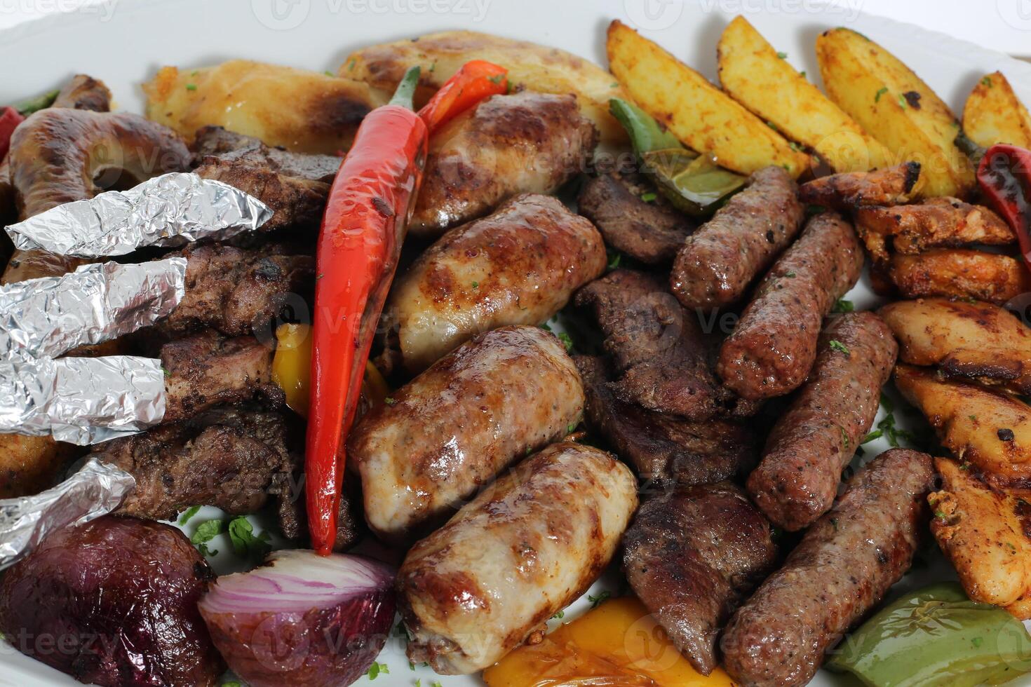 t brocheta, pollo, carne de res, Carne de cordero, patata verduras, tomate y cebolla servido en plato aislado en mesa parte superior ver de Arábica comida foto