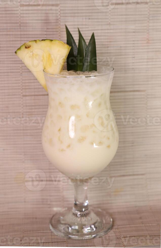 piña colada con rebanada y Paja servido en vaso aislado en gris antecedentes lado ver de sano Mañana Arábica bebida foto