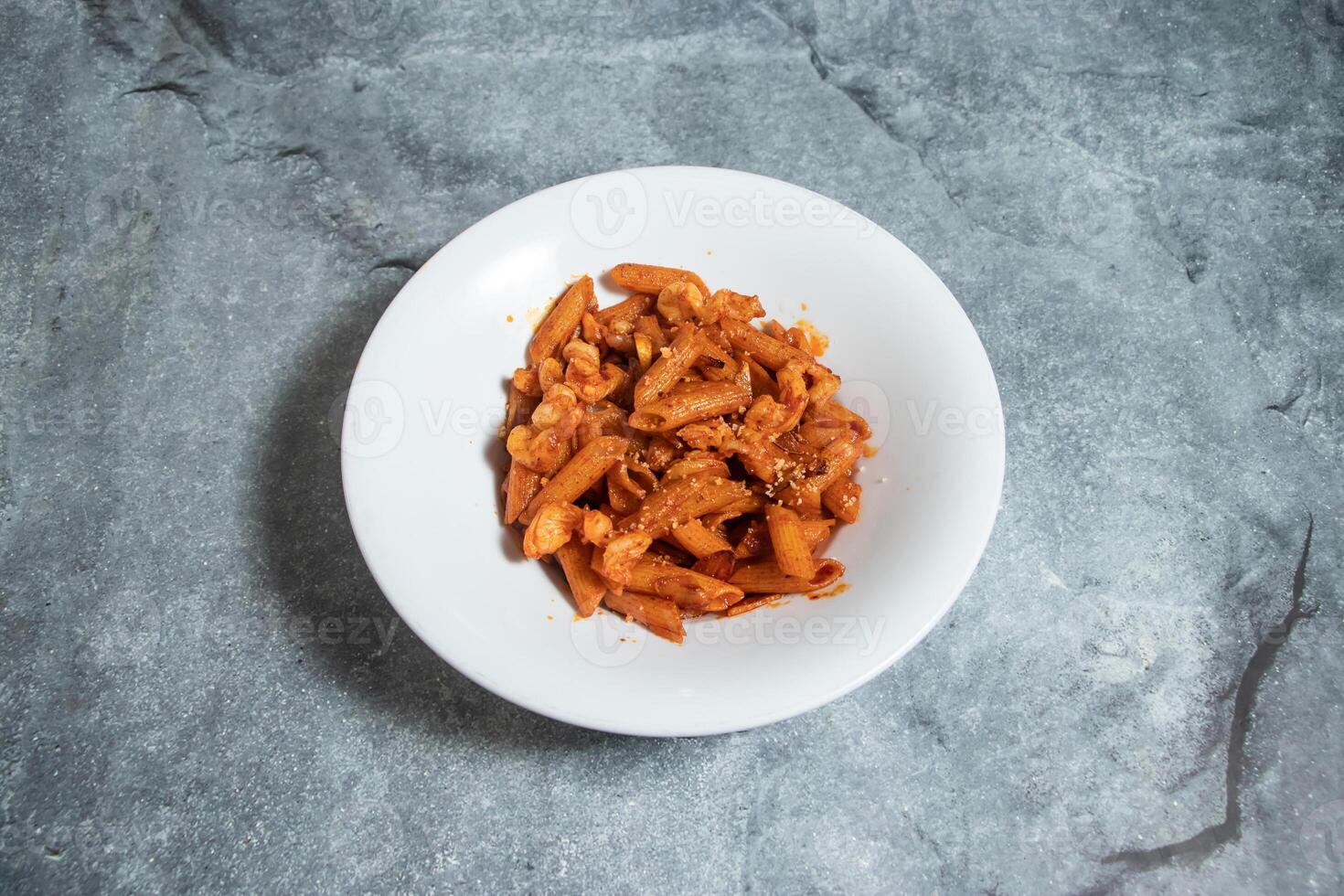 caliente picante pasta servido en plato aislado en antecedentes parte superior ver de rápido comida italiano prima foto