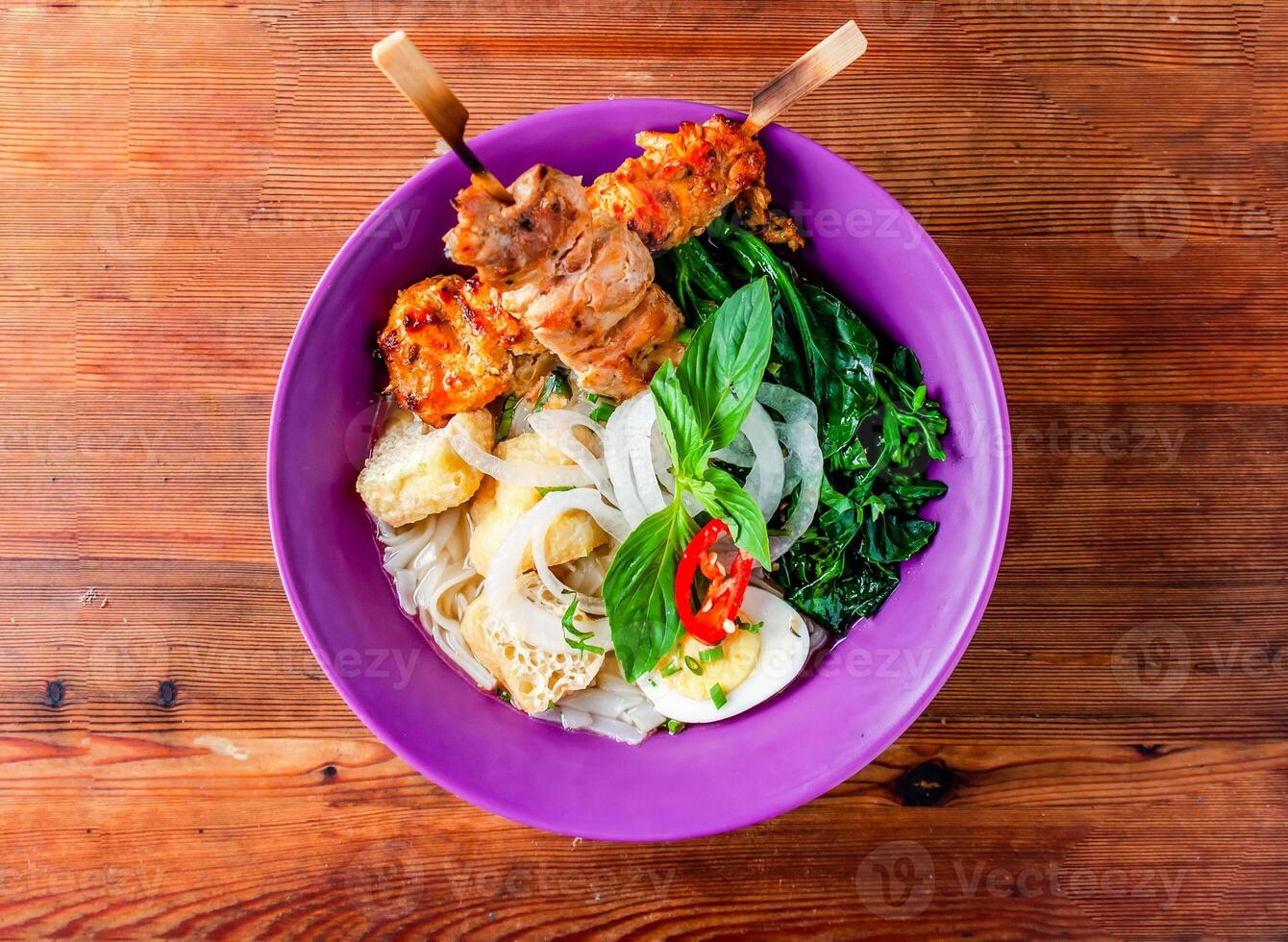 pollo fideos sopa con brocheta servido en plato aislado en de madera mesa parte superior ver de hong kong comida foto