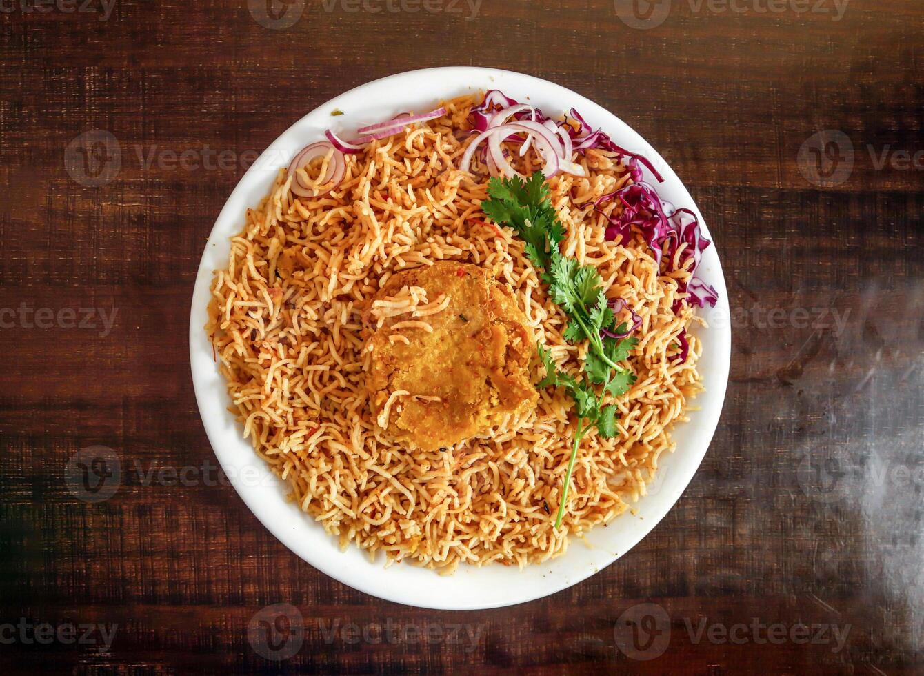 llanura pulao con shami kabab cebolla y repollo servido en plato aislado de madera antecedentes parte superior ver indio especias y pakistaní comida foto