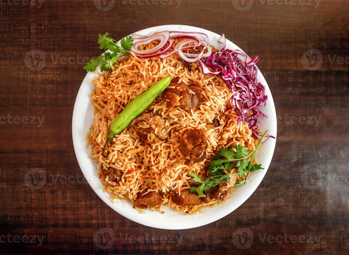 bannu carne de vaca pulao arroz con ensalada, cebolla y repollo servido en plato aislado de madera antecedentes parte superior ver indio especias y pakistaní comida foto
