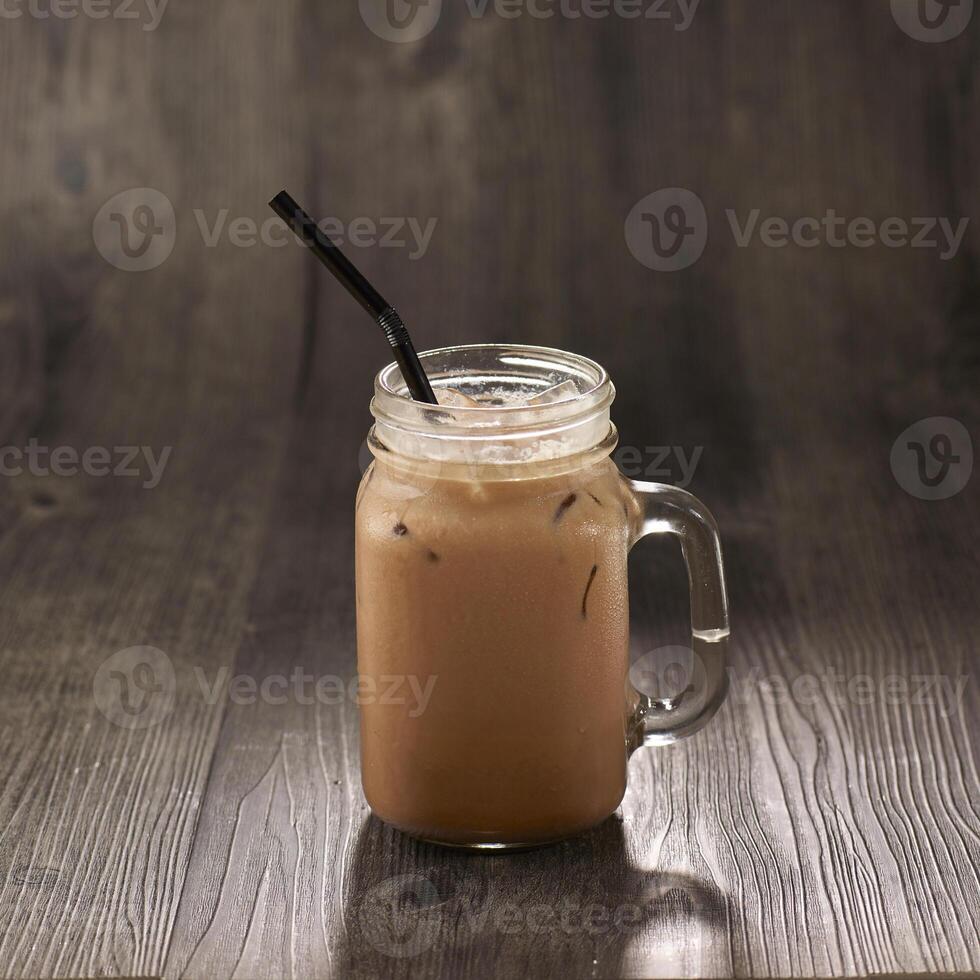 hielo milo con Paja servido en jarra aislado en mesa lado ver sano Mañana bebida foto