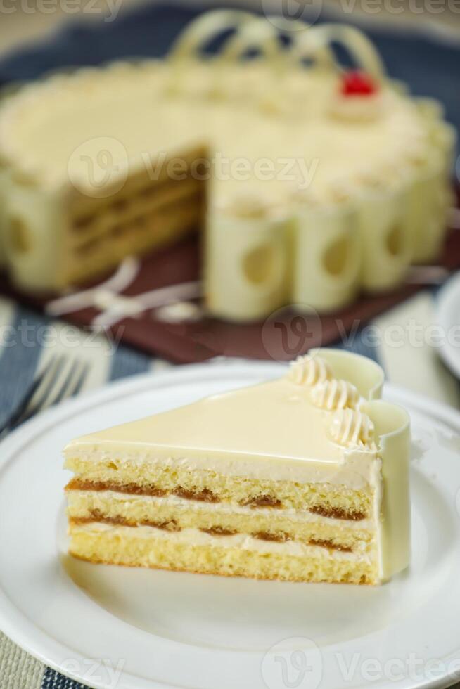 vainilla pastel rebanada incluir crema, azúcar, rojo baya servido en plato aislado en servilleta lado ver de café comida foto