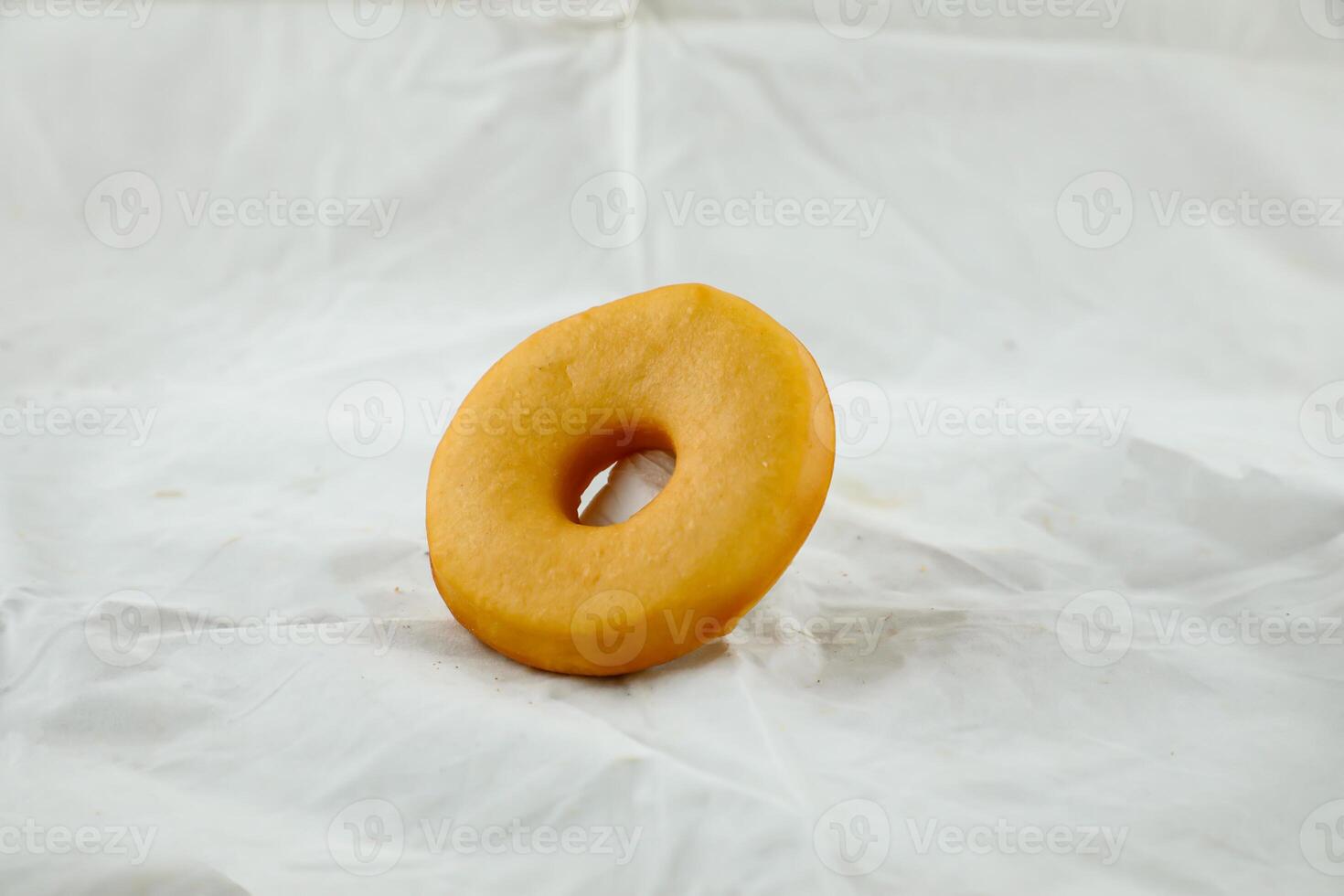 llanura rosquilla aislado en gris antecedentes lado ver de horneado comida desayuno en mesa foto