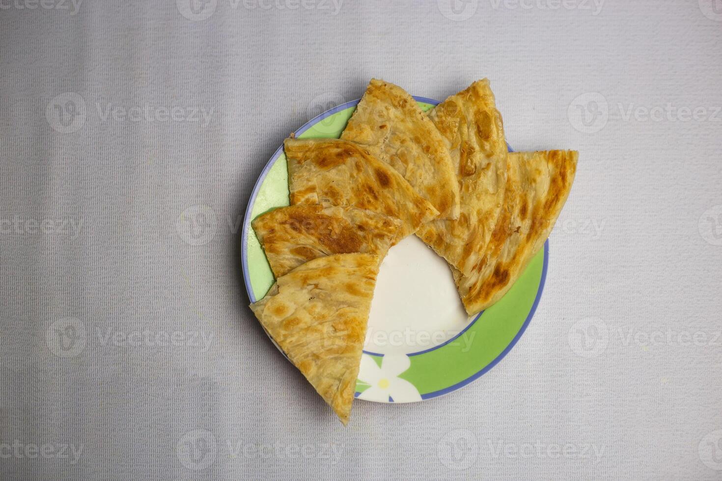 shahi paratha o porota rebanada servido en plato aislado en antecedentes parte superior ver de bangladesí, indio y pakistaní tradicional picante alimento. foto