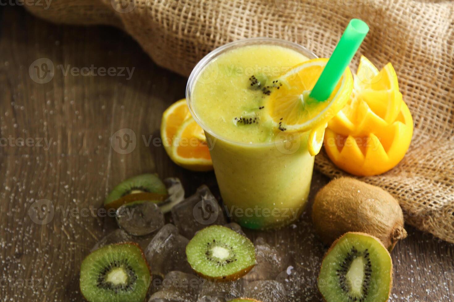 naranja y kiwi cóctel jugo servido en desechable vaso aislado en mesa lado ver de sano bebida foto