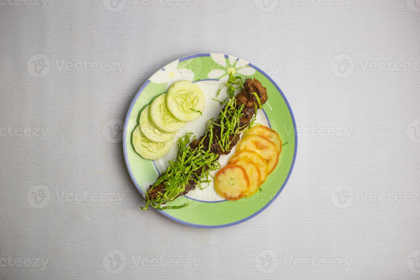 beed seekh kabab con tomate y Pepino servido en plato aislado en antecedentes parte superior ver de bangladesí, indio y pakistaní tradicional picante comida foto