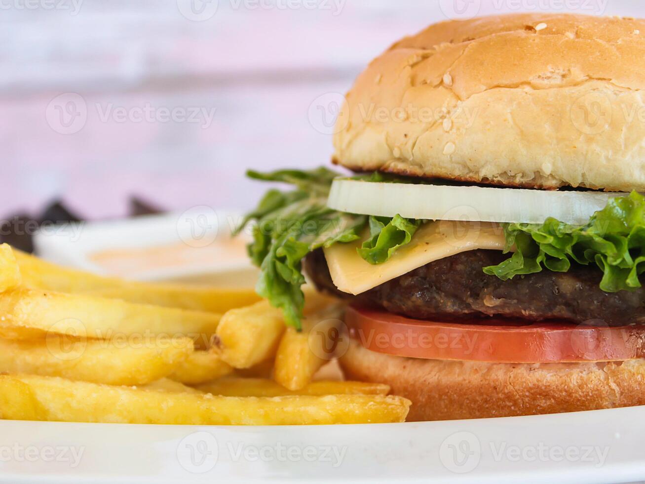 carne de vaca hamburguesa con papas fritas de cerca servido en plato aislado en mesa lado ver de aperitivo comida rápida foto