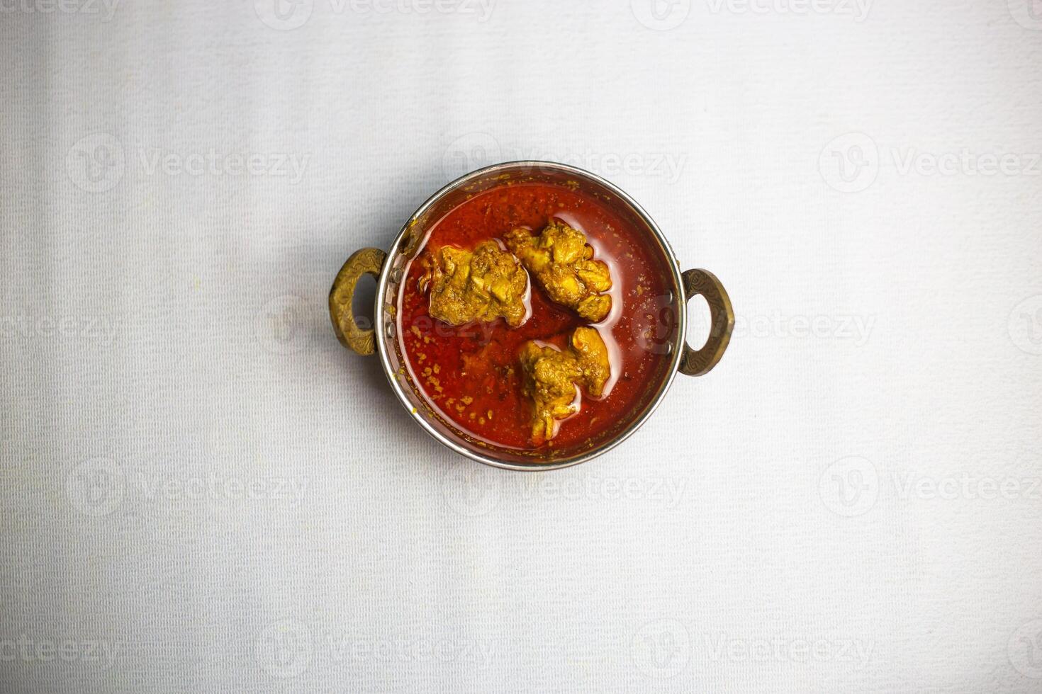 pollo karahi bhuna korma condimento con salsa servido en karahi aislado en antecedentes parte superior ver de bangladesí, indio y pakistaní tradicional picante comida foto