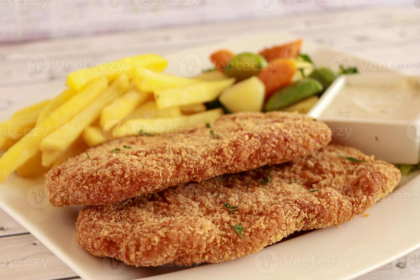 pollo escalope con francés papas fritas, ensalada y inmersión servido en plato aislado en mesa lado ver de Arábica comida rápida foto