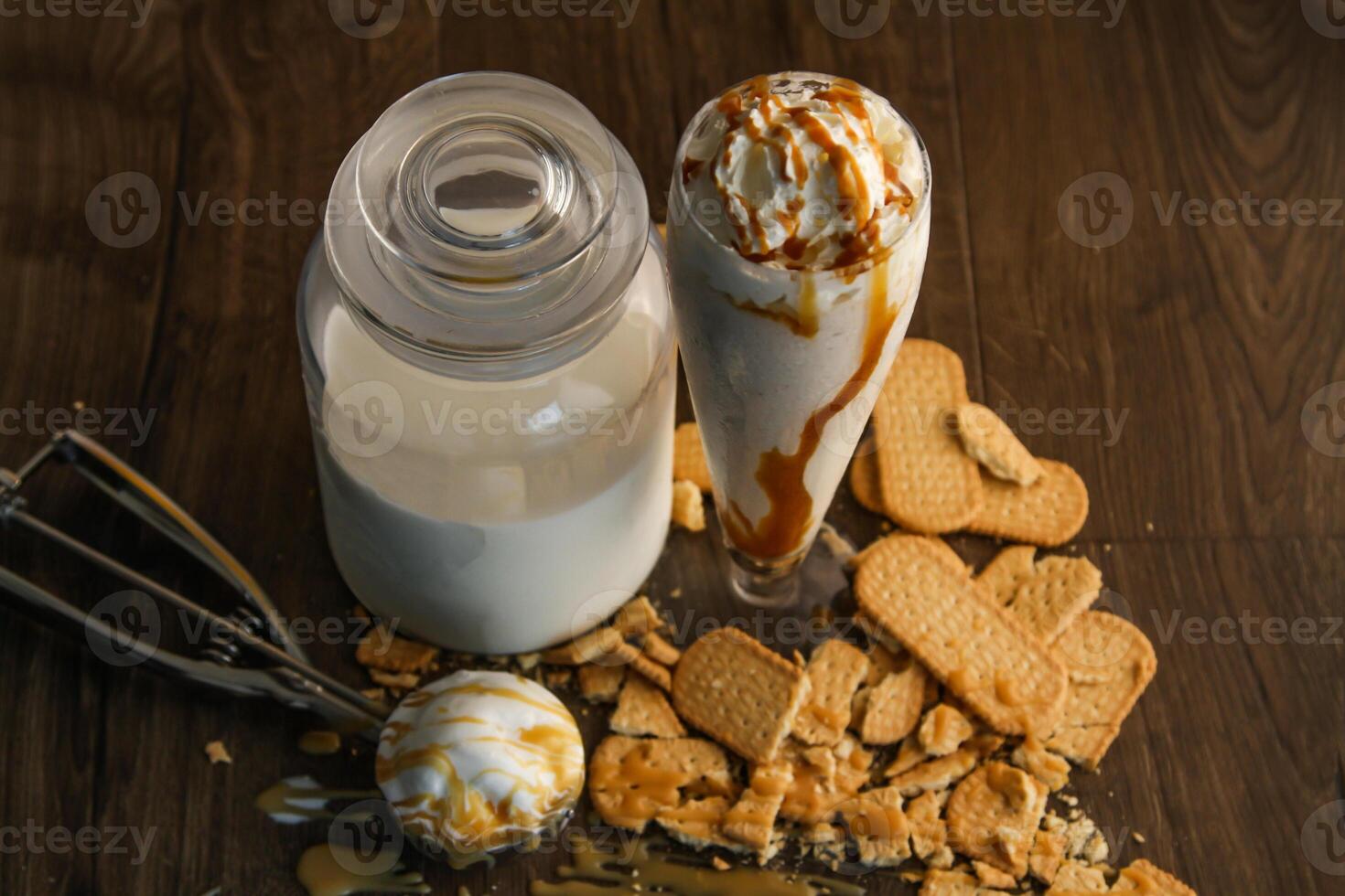 hielo crema sacudir con Galleta servido en vaso aislado en mesa lado ver de sano bebida foto