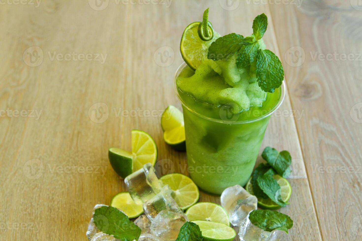 limón menta zalamero servido en desechable vaso aislado en mesa lado ver de sano Mañana zalamero bebida foto