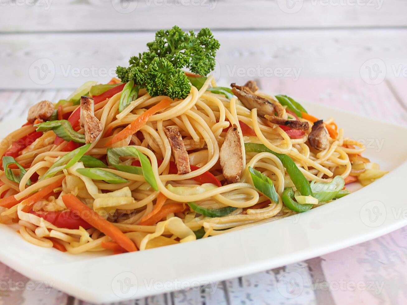 pollo chino tallarines incluir brócoli, zanahoria, tomate y primavera cebolla servido en plato aislado en mesa de cerca lado ver de chino comida foto