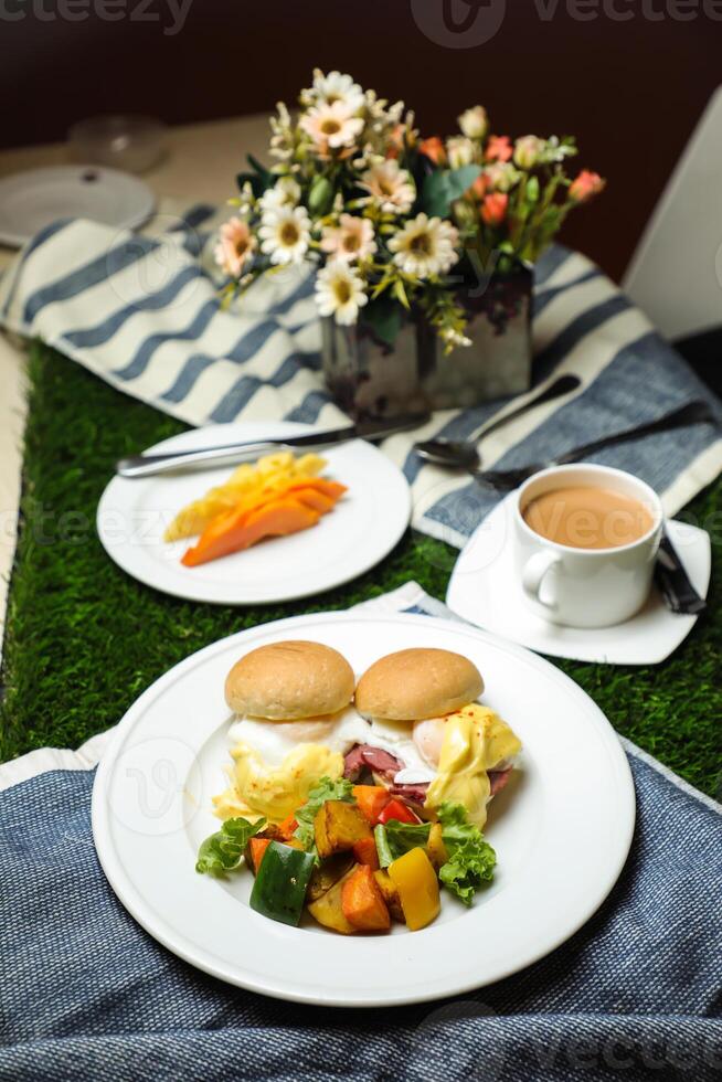 huevo Benedicto control deslizante con vegetal ensalada incluir tomate, papa, lechuga hoja y Zanahoria con té, café, y dulce melón servido en comida mesa parte superior ver sano Inglés desayuno foto