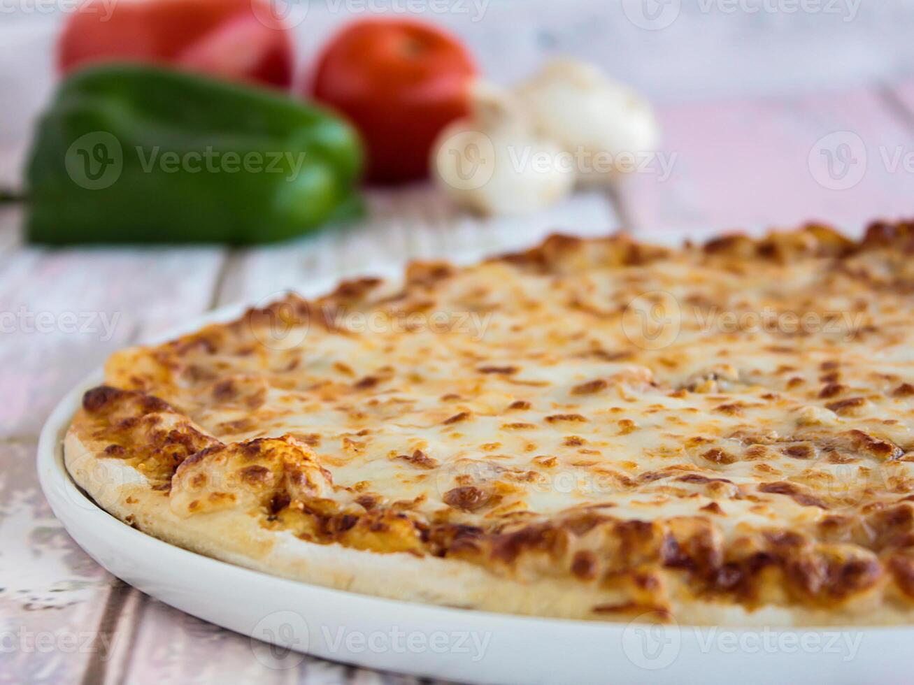 margarita Pizza Adición con Pimiento, champiñón, tomate y aceitunas servido en plato aislado en mesa lado ver de Arábica comida rápida foto