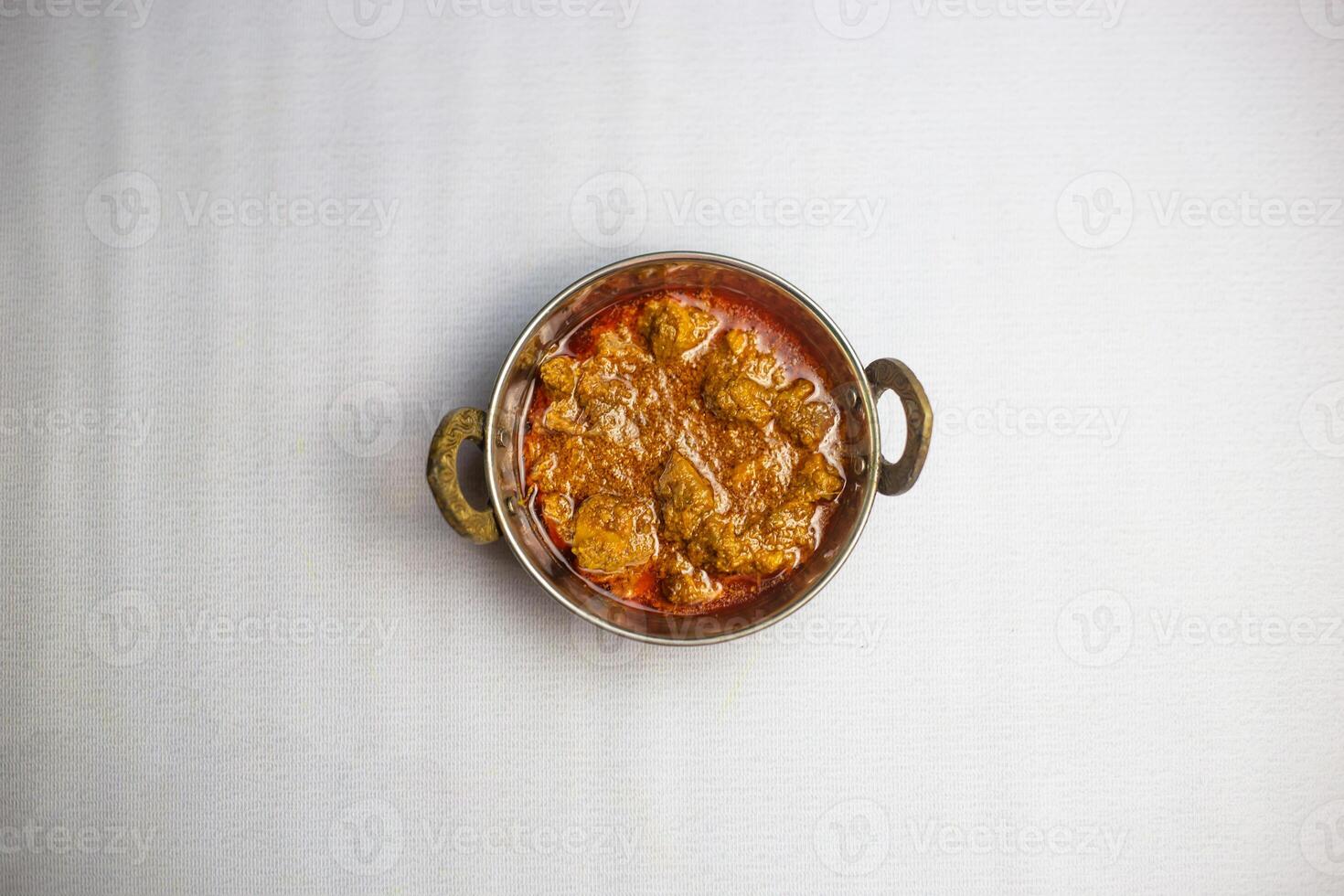 carne de vaca karahi bhuna korma condimento con salsa servido en karahi aislado en antecedentes parte superior ver de bangladesí, indio y pakistaní tradicional picante comida foto