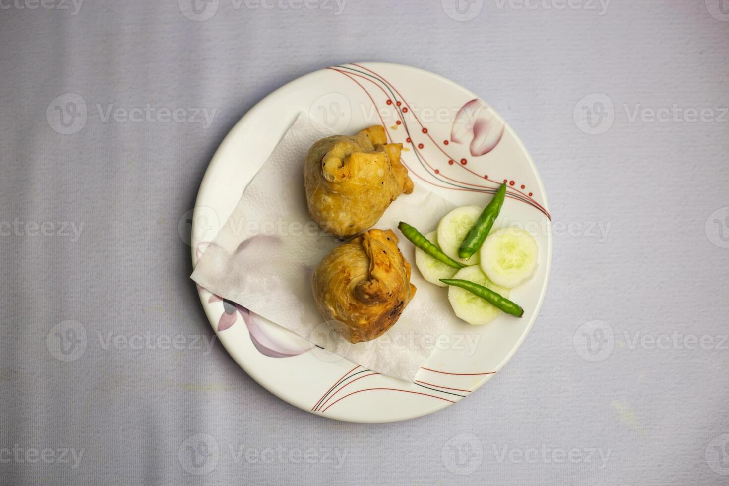 kolija Singara o shingara servido en plato aislado en antecedentes parte superior ver de bangladesí, indio y pakistaní tradicional picante comida foto