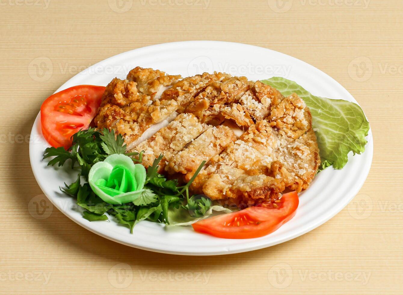 fragante frito pollo con ensalada servido en plato aislado en antecedentes parte superior ver Singapur comida foto