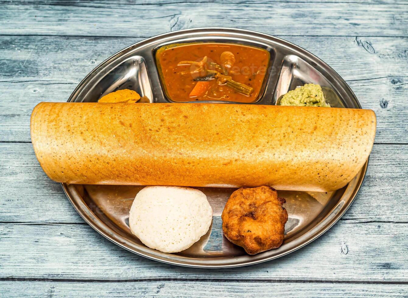 condimento dosa thali conjunto con sabji y chatney servido en plato aislado en de madera mesa parte superior ver de indio picante comida foto