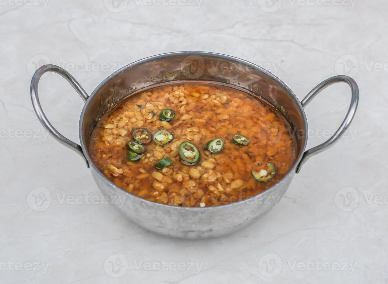 daal mezcla freír o dal aplastar frito lenteja con verde chile servido en karahi aislado en gris antecedentes lado ver de pakistaní desayuno y indio especias comida foto