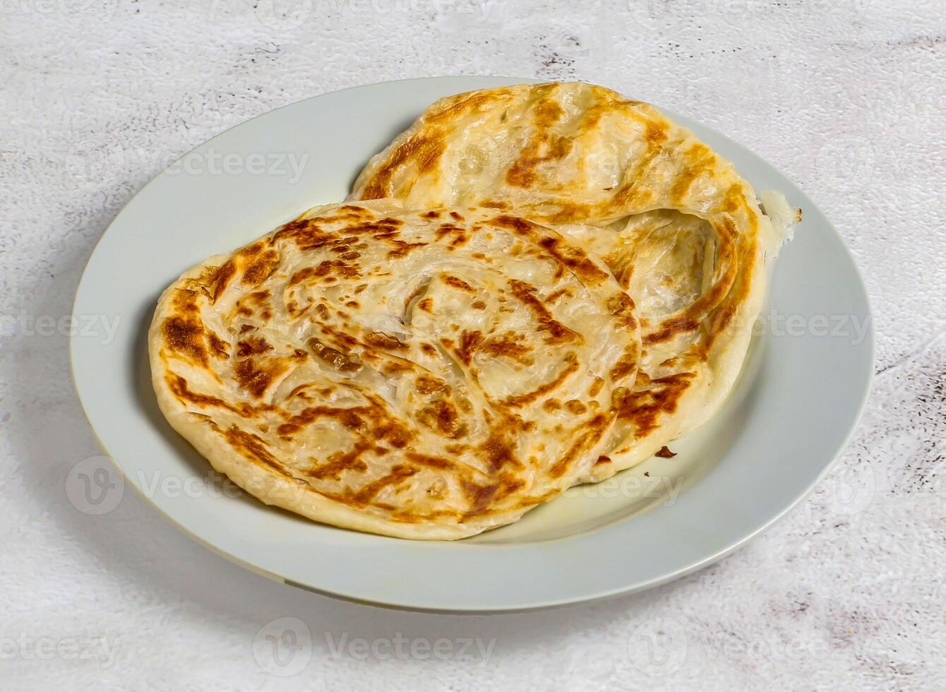 llanura paratha o parata servido en plato aislado parte superior ver de Singapur comida foto