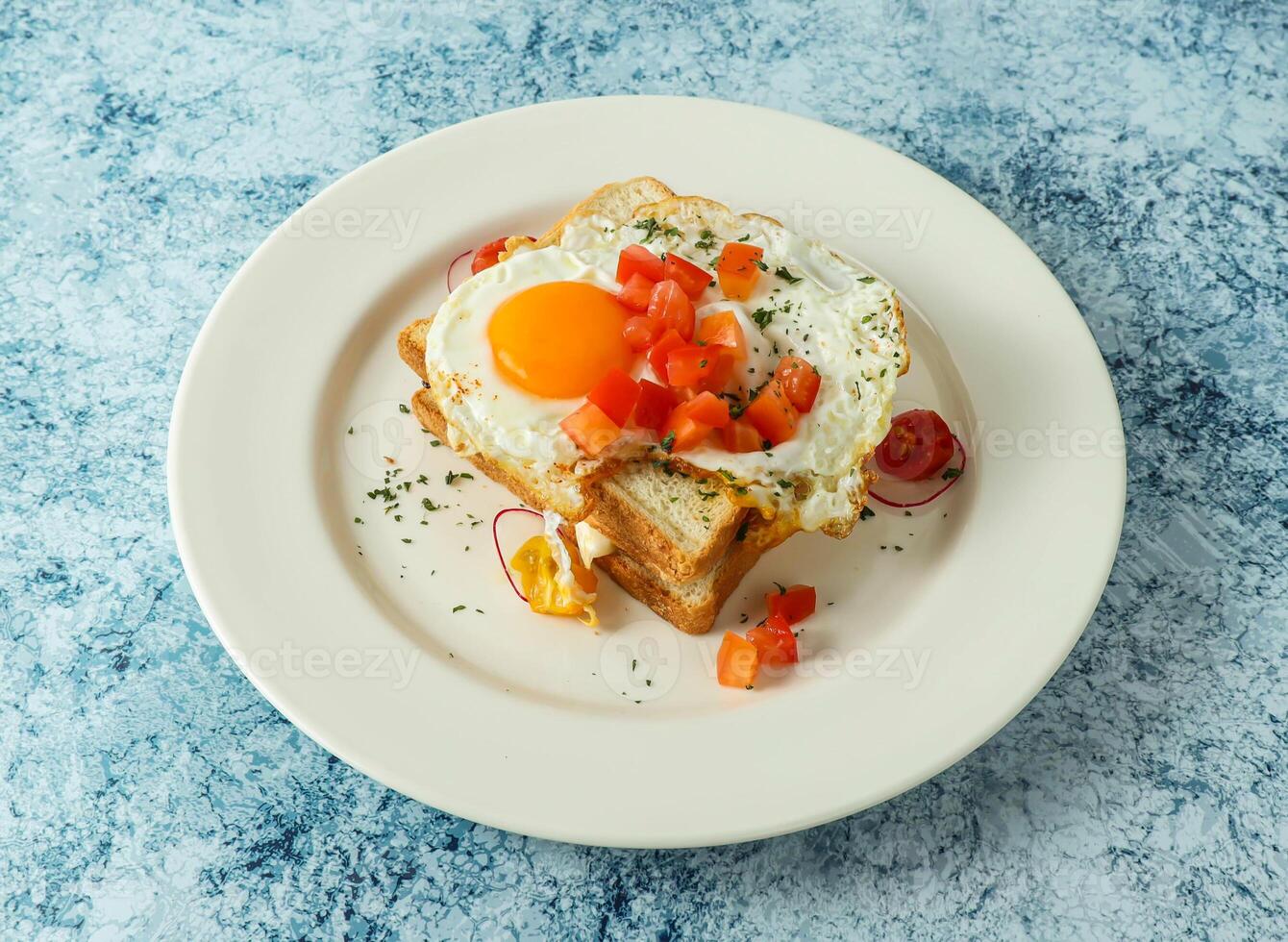 Inglés blet soleado lado arriba huevo emparedado Adición con tomate servido en plato aislado en antecedentes parte superior ver de italiano comida foto