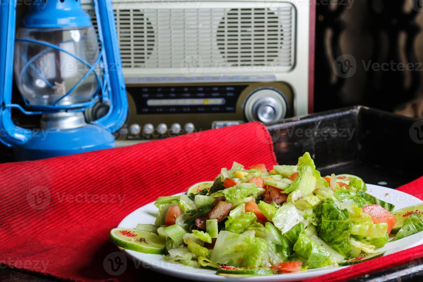 griego ensalada con pepino, tomate, cebolla servido en plato aislado en rojo estera parte superior ver en mesa Arábica comida foto