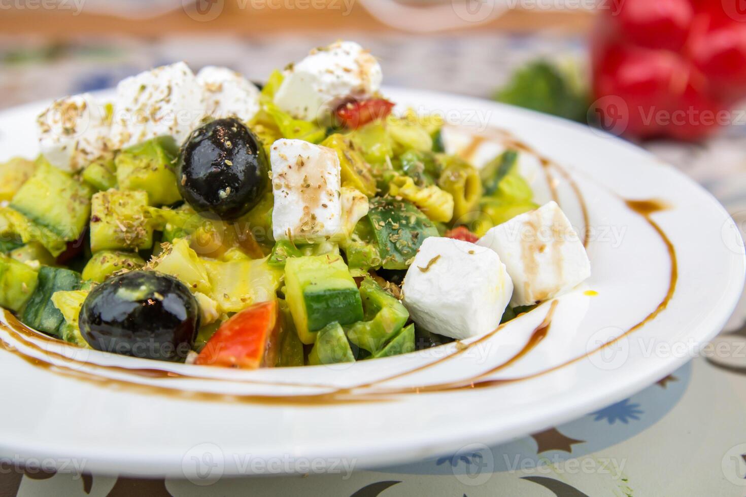 griego ensalada con queso, pepino, tomate y aceitunas servido en plato aislado en mesa parte superior ver de Arábica comida foto