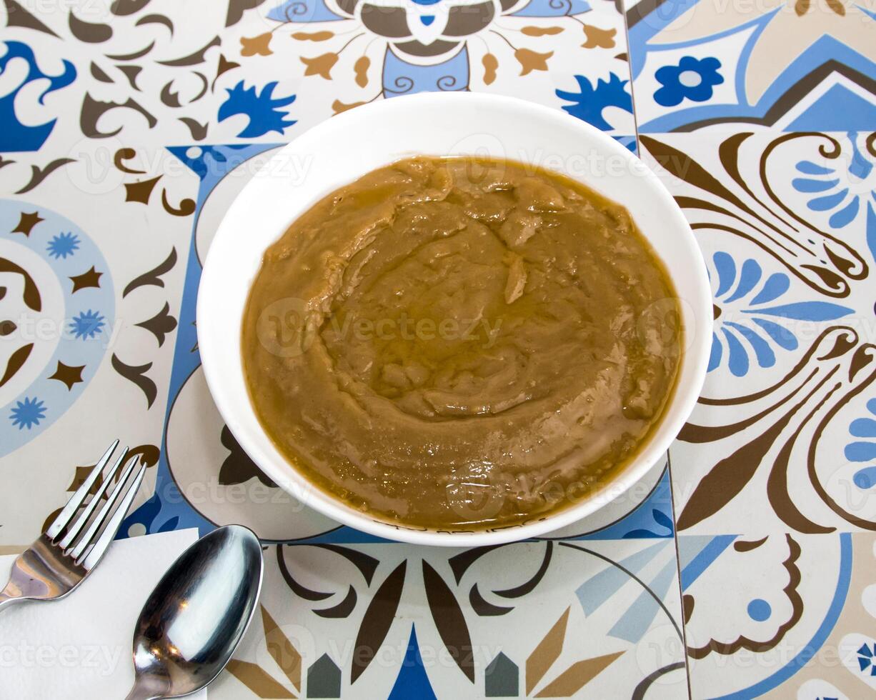 aseeda servido en plato aislado en mesa parte superior ver de Arábica comida foto