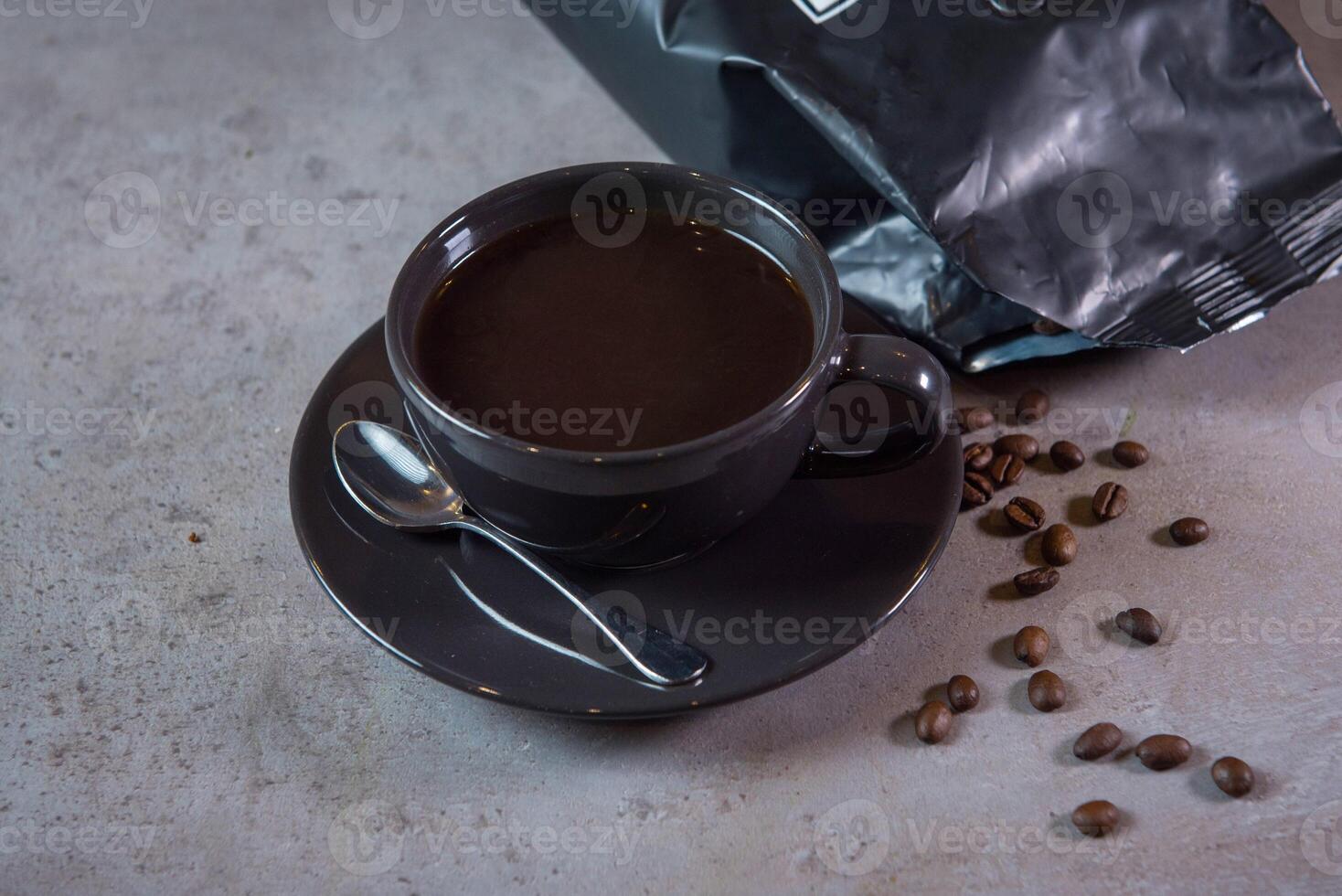 caliente americano servicio en café taza con cuchara y frijoles lado ver en gris antecedentes foto