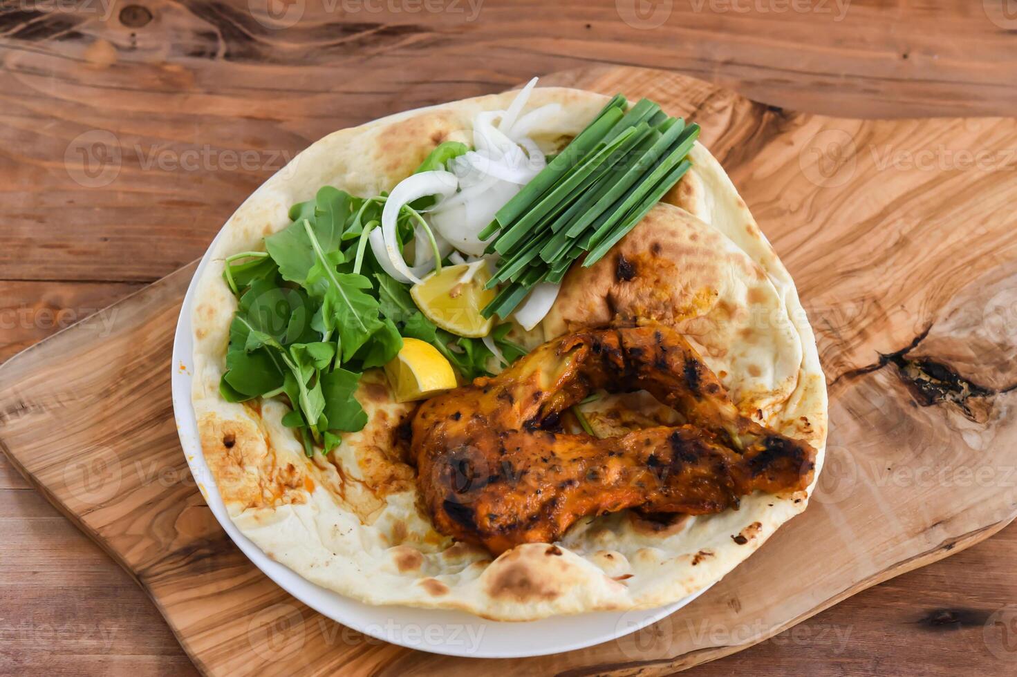 tandoori pollo pierna con bahraini un pan tandoori yaya, Lima y ensalada servido en plato aislado en de madera mesa parte superior ver medio oriental parrillas comida foto