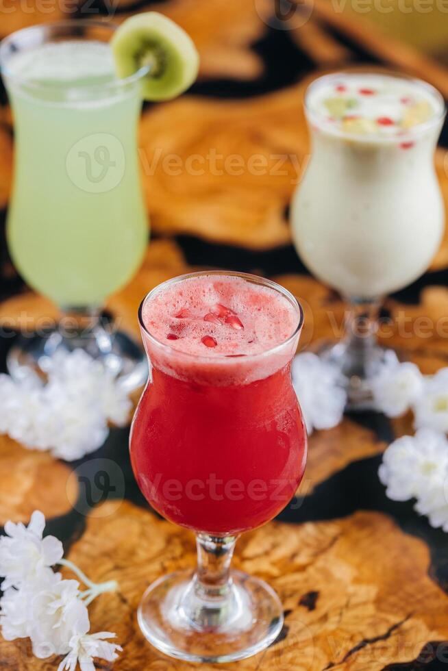 clasificado Fruta jugo de manzana, fresa, sandía, pasión fruta, mango, naranja servido en vaso aislado en mesa lado ver de sano Mañana Arábica bebida foto