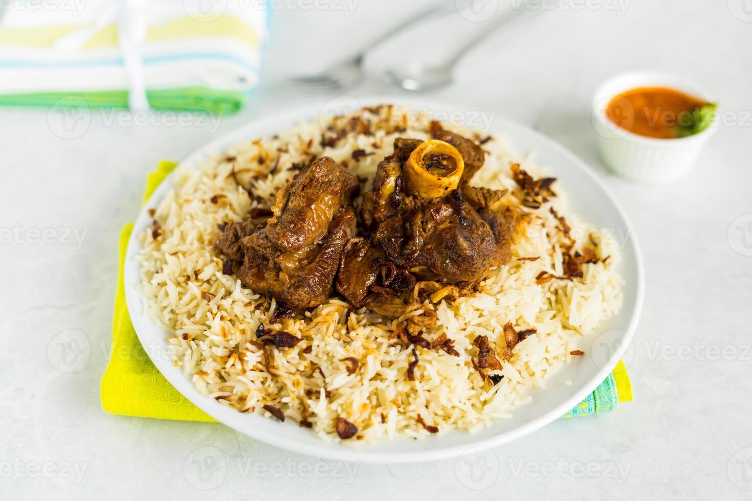 carne mandi Biryani arroz servido en plato aislado en mesa parte superior ver de Arábica comida foto