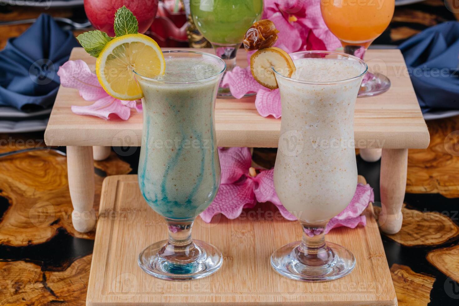 plátano y fecha malteada servido en vaso aislado en mesa lado ver de sano Mañana Arábica bebida foto