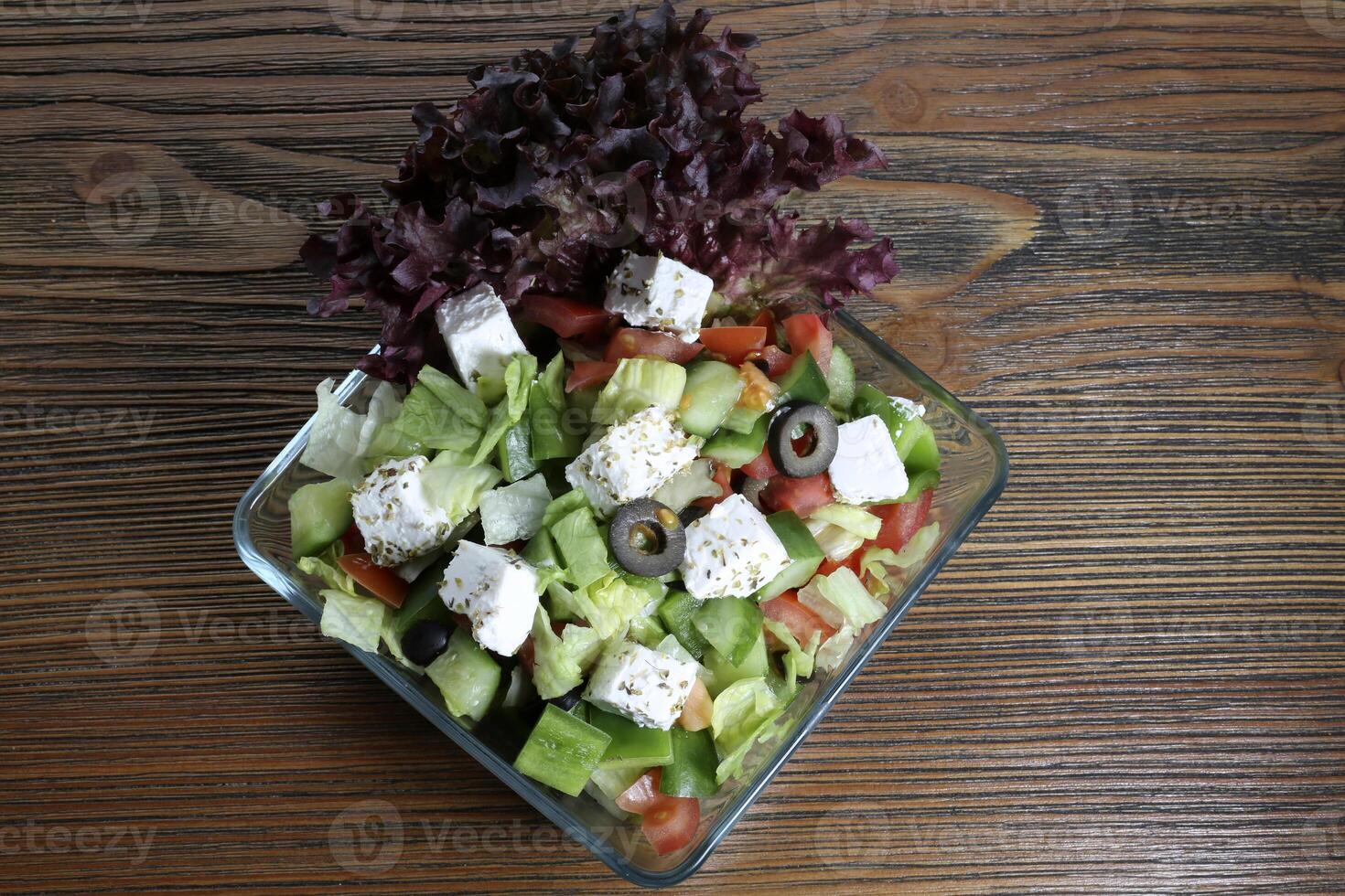 griego ensalada con pepino, tomate, aceituna, cebolla y lechuga hoja servido en plato aislado en de madera mesa parte superior ver de Arábica comida foto