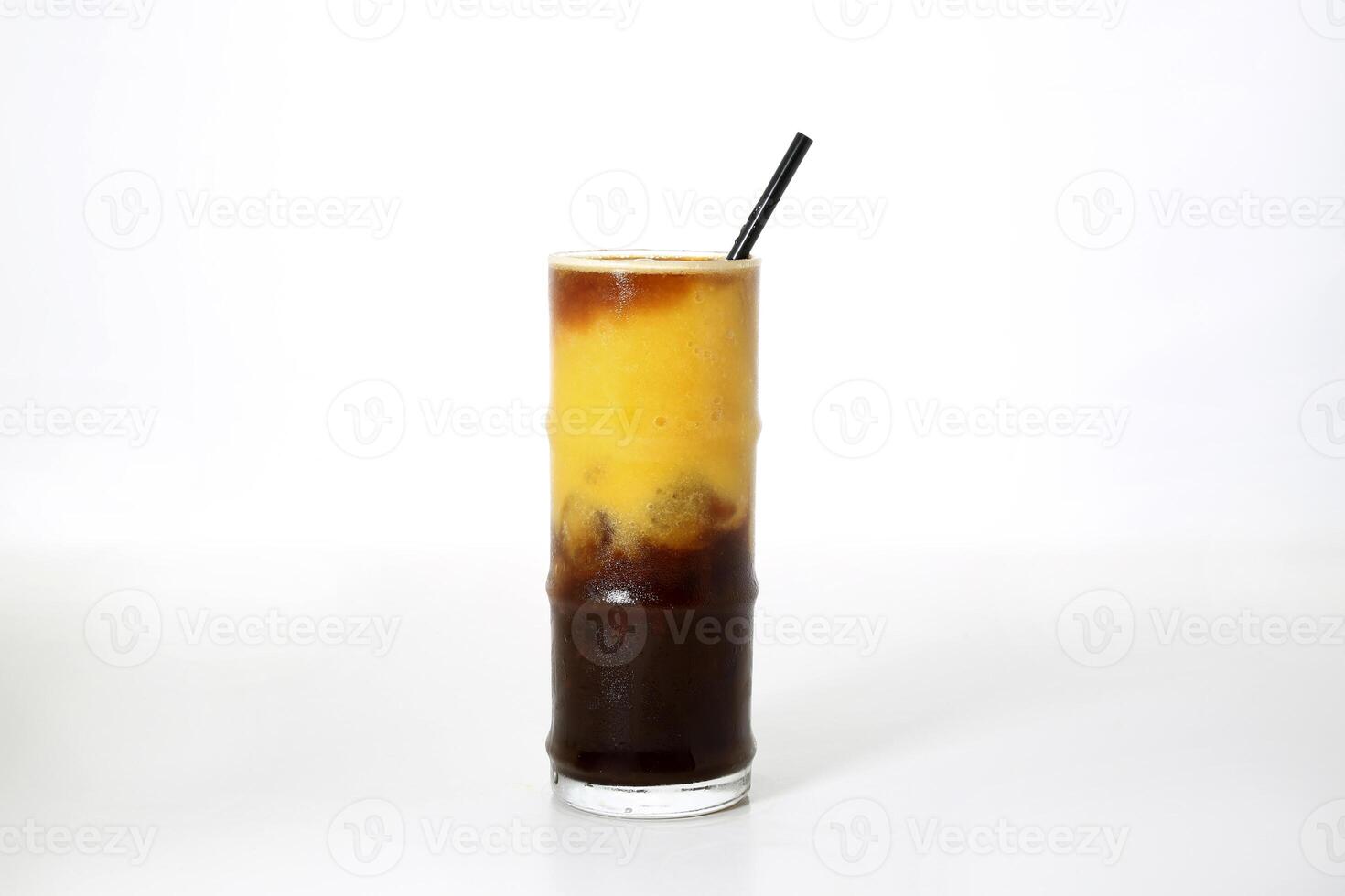 kazuza Mocktail o kazoza con Paja servido en vaso aislado en gris antecedentes lado ver de sano Mañana Arábica bebida foto