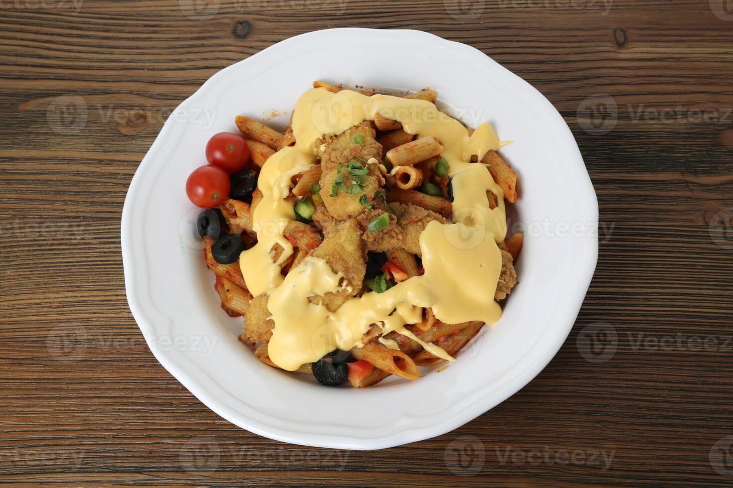 crujiente pollo pasta y queso con aceituna, Cereza tomto servido en plato aislado en mesa parte superior ver de Arábica comida foto