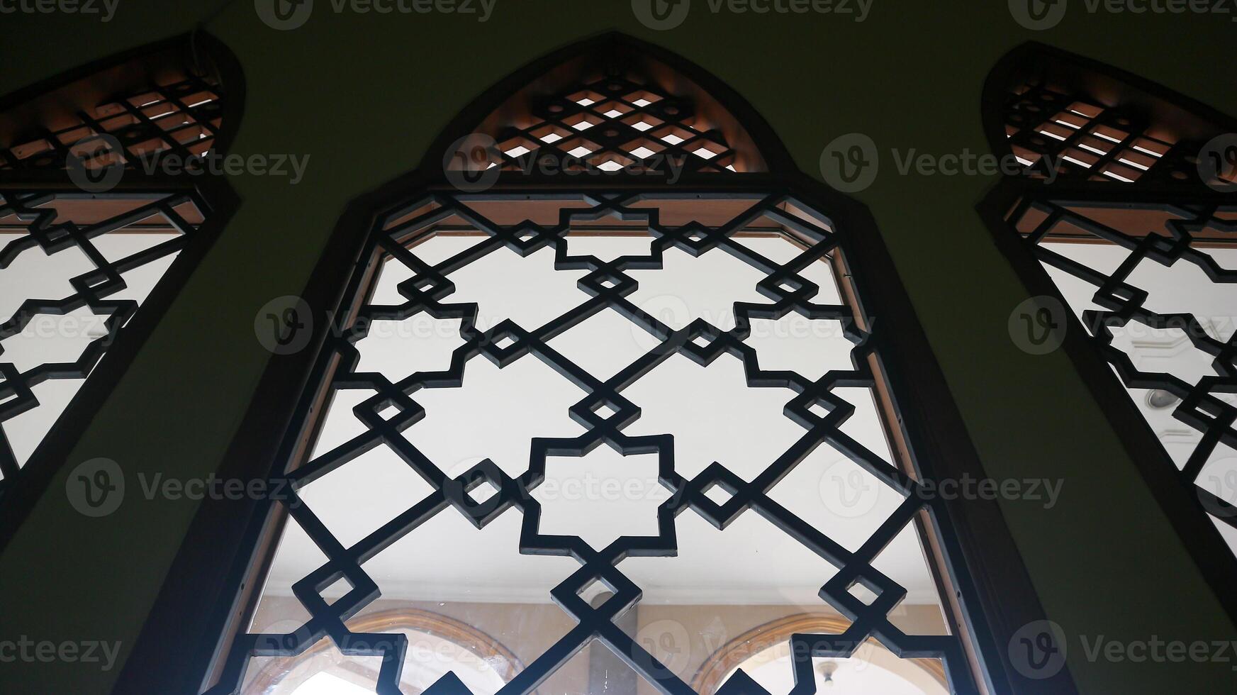 Arábica mezquita ventana interior con silueta foto